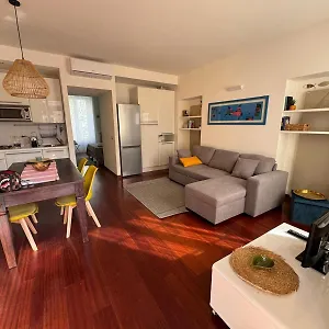 Be Your - Sister's House , Milán Italia
